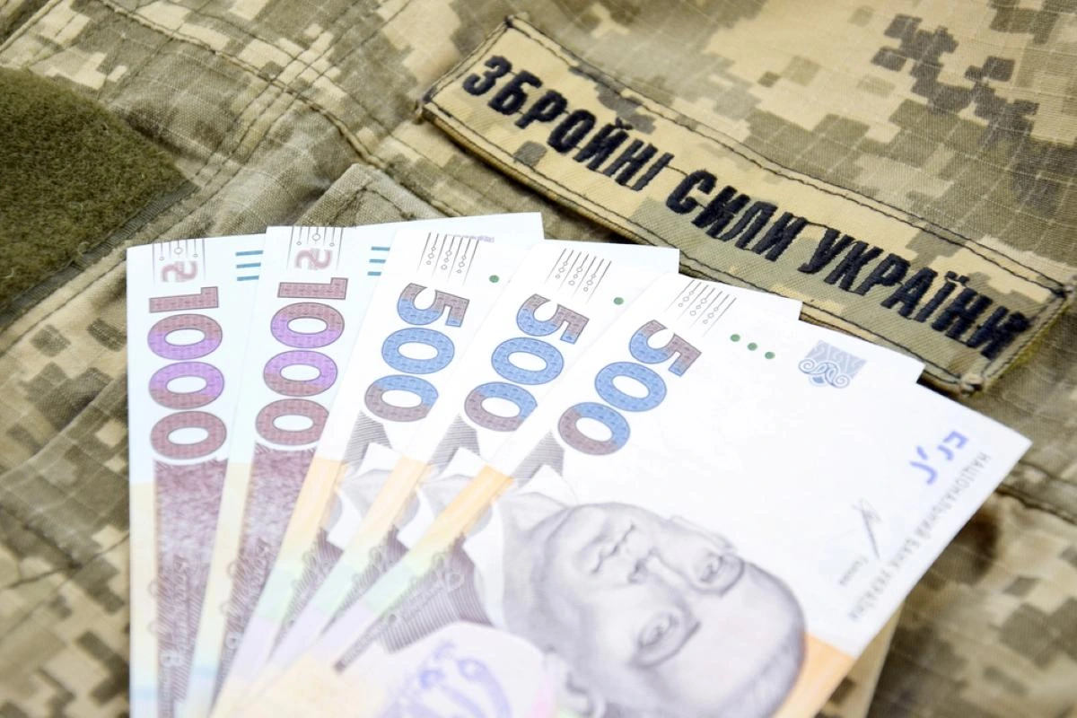 Від 20 тисяч до мільйона: які виплати передбачені військовим в Україні
